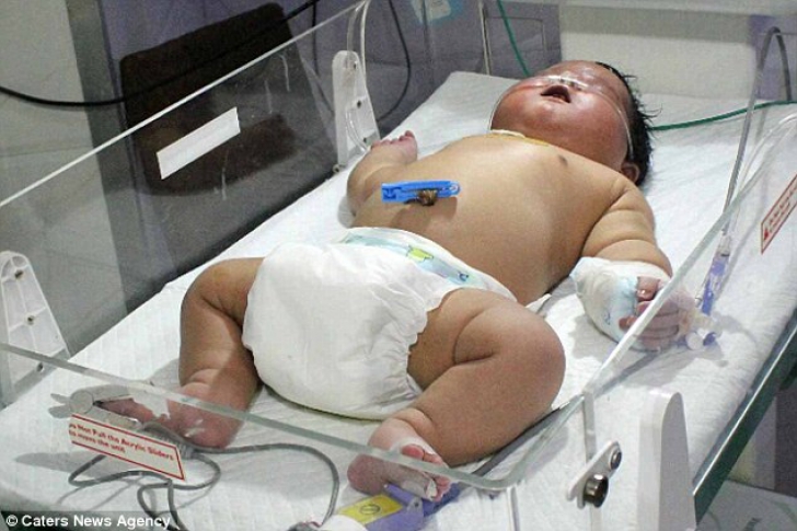 A născut un bebeluş gigant. Arată ca un copil de 7 luni. Iată câte kilograme are