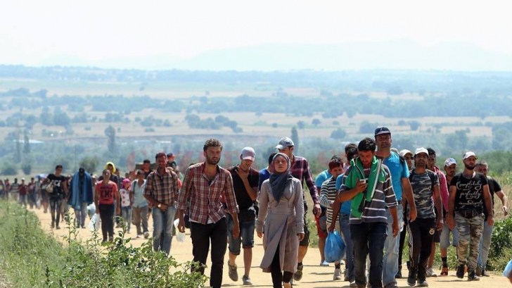 Sute de migranți au încercat să intre în enclava spaniolă Ceuta, la granița cu Marocul 