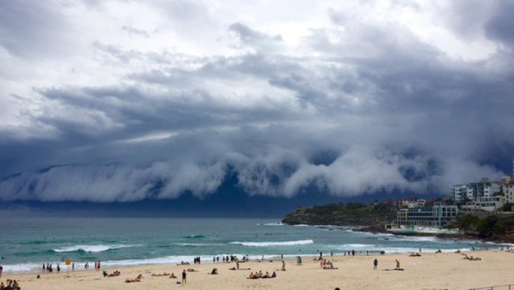 Nori apocaliptici la plajă. Turiștii au crezut că vine un tsunami și au alergat spre hoteluri