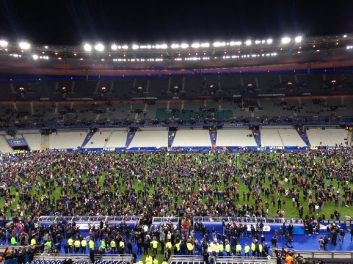 Martor: "Elicoptere, lume pe gazon, scene ireale pe Stade de France"