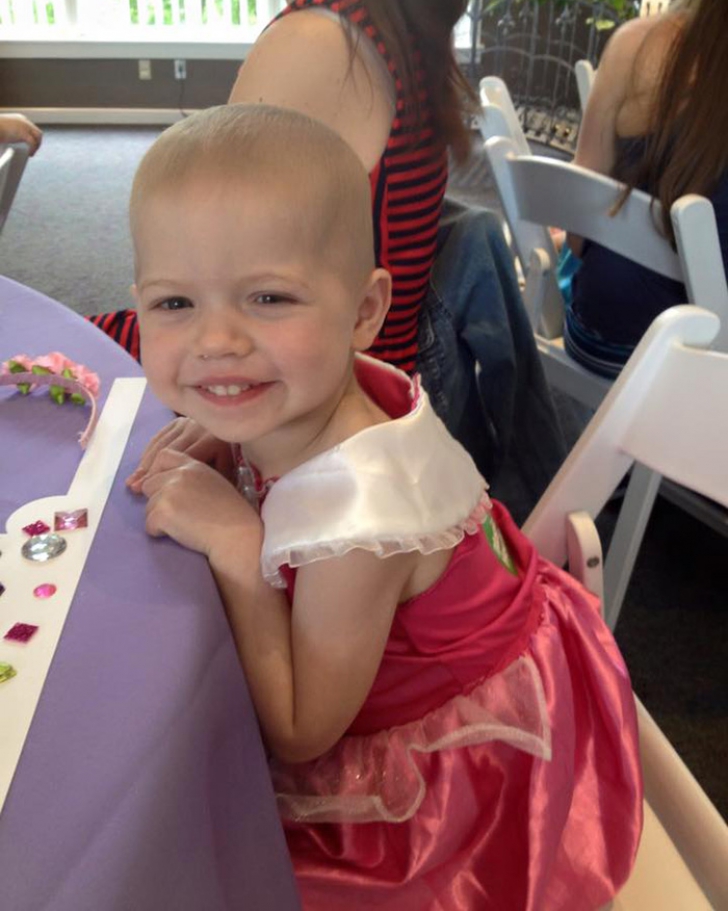 Fetiţa aceasta a fost diagnosticată cu cancer la 2 ani. Ce a făcut o mamă pentru ea e impresionant