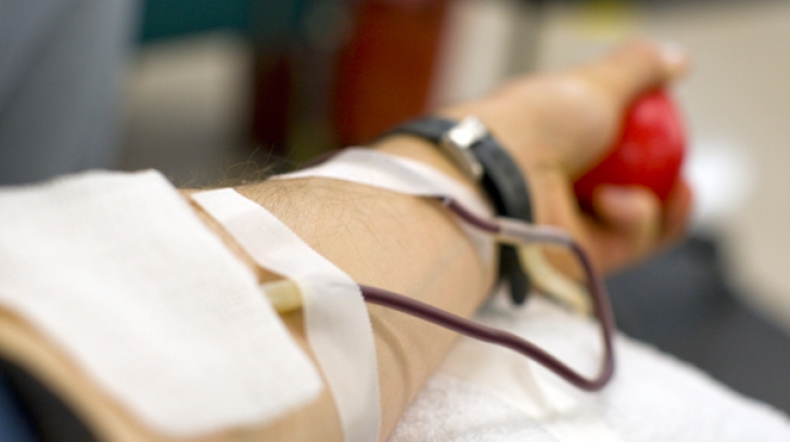 Peste 2.000 de persoane s-au infecat cu HIV după transfuzii de sânge