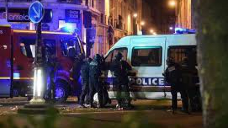 Cel puţin un bărbat suspectat de "implicare directă" în atacurile din Paris, căutat în Europa