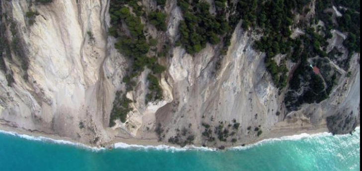 Una dintre cele mai frumoase plaje din Grecia, distrusă de cutremur