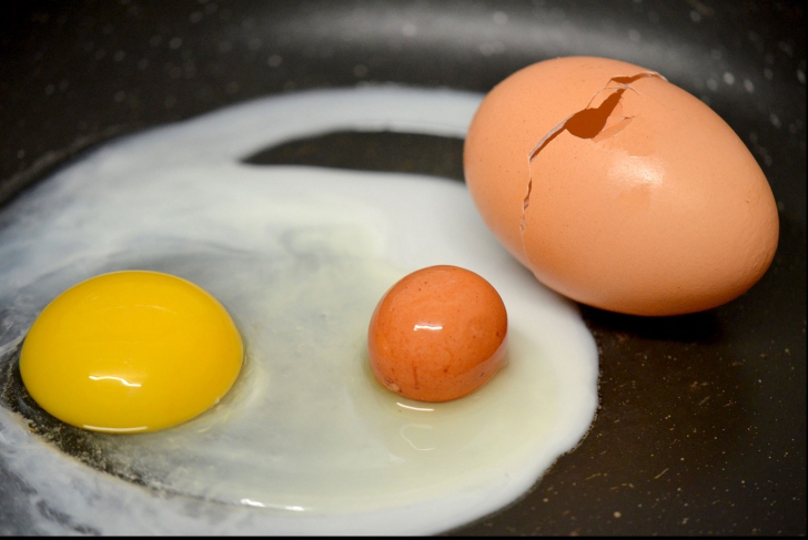 A vrut să-și facă ou prăjit la micul dejun, dar a găsit asta în locul gălbenușului. ”Cum e posibil?”