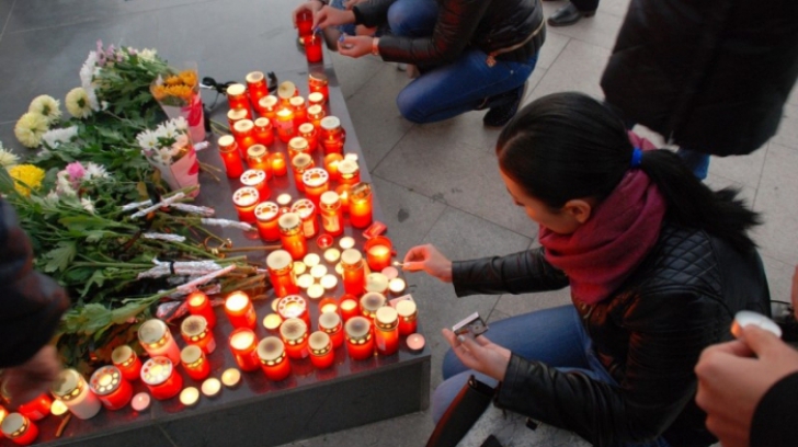 Sute de brăileni, cu flori și lumânări, solidari cu victimele tragediei din Colectiv