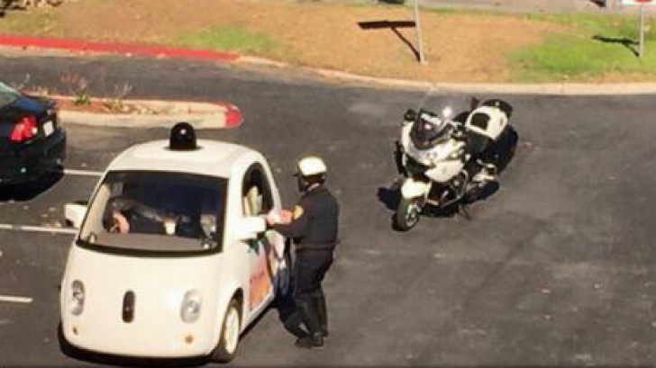 Mașina care filmează pentru Google Street View, trasă pe dreapta. Ce au observat polițiștii rutieri