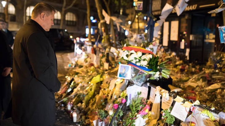 Klaus Iohannis, omagiu la locul atentatelor din Paris: O mână de fanatici au produs atâta suferinţă