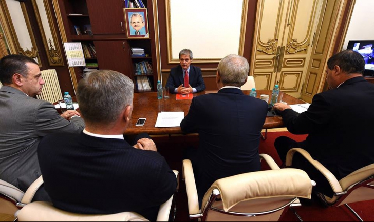 FOTO. Ce ascunde Liviu Dragnea în biroul său. Imagine de la întâlnirea cu Dacian Cioloş