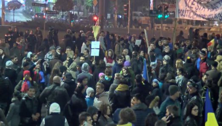A patra seară de proteste! Mii de români s-au mobilizat în Capitală şi în marile oraşe