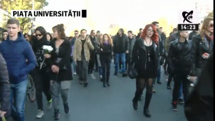 Mii de români au ieșit în stradă într-un marș al tăcerii care s-a sfârșit la clubul Colectiv