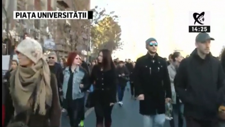 Mii de români au ieșit în stradă într-un marș al tăcerii care s-a sfârșit la clubul Colectiv