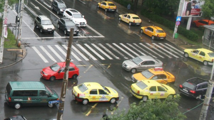 Traficul din Bucureşti, dat peste cap de ploaie şi de semafoarele defecte.Cele mai aglomerate străzi