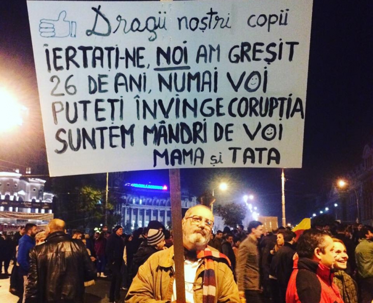 Mesajele lor au emoționat Facebook-ul. Ce scrie pe pancartele protestatarilor din București
