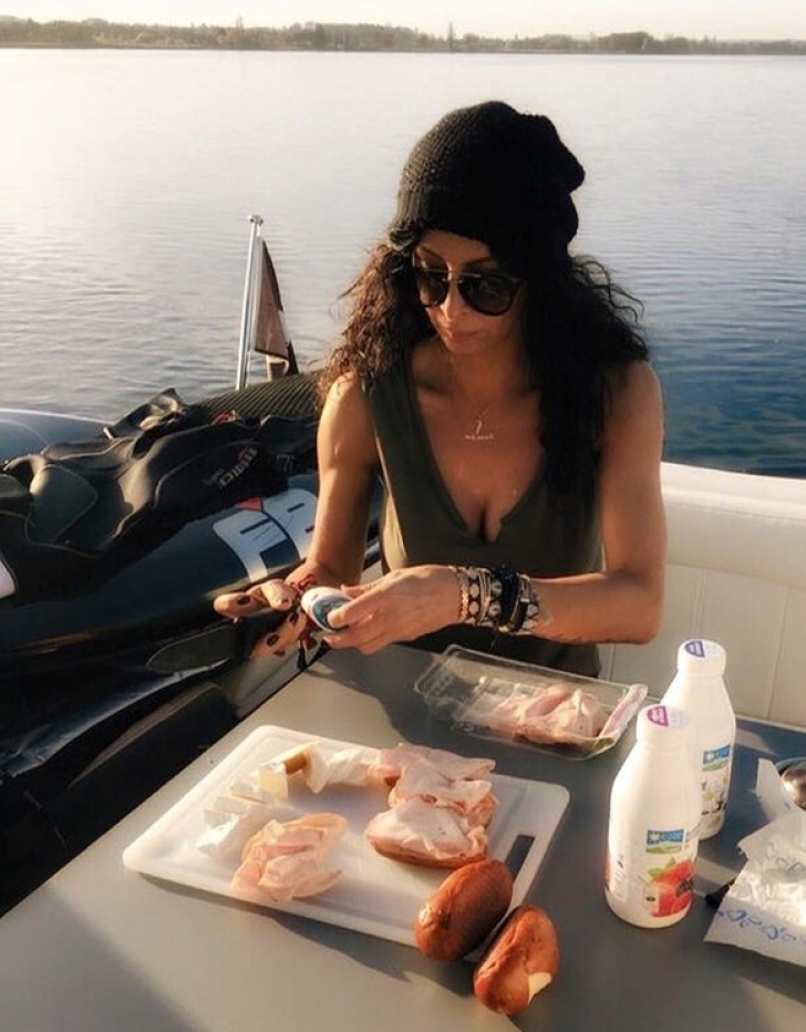 Mihaela Rădulescu, imaginea care a uimit internauţii: cu salam şi pâine, pe yacht