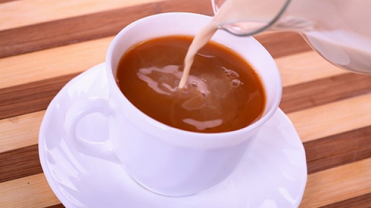 Laptele crud amestecat cu ceai - efect uimitor asupra organismului 