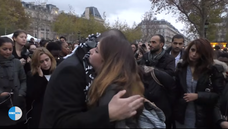 "Dacă aveţi încredere în mine, îmbrăţişaţi-mă!". Mesajul emoţionant unui musulman din Paris