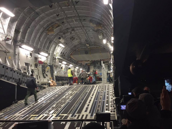 Cum arată în interior avionul NATO care a transferat în străinătate victimele din Colectiv