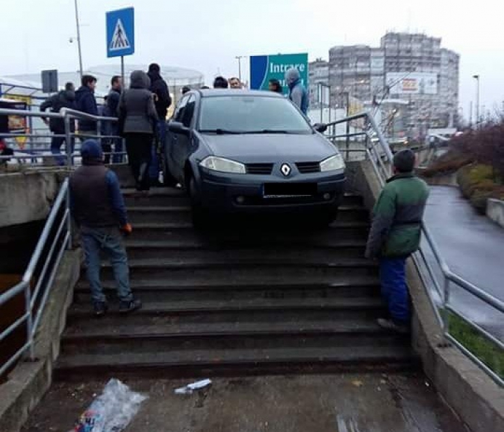 Incredibil! Unde a putut să parcheze un şofer din Bucureşti. Oamenii n-au ştiut ce se întâmplă