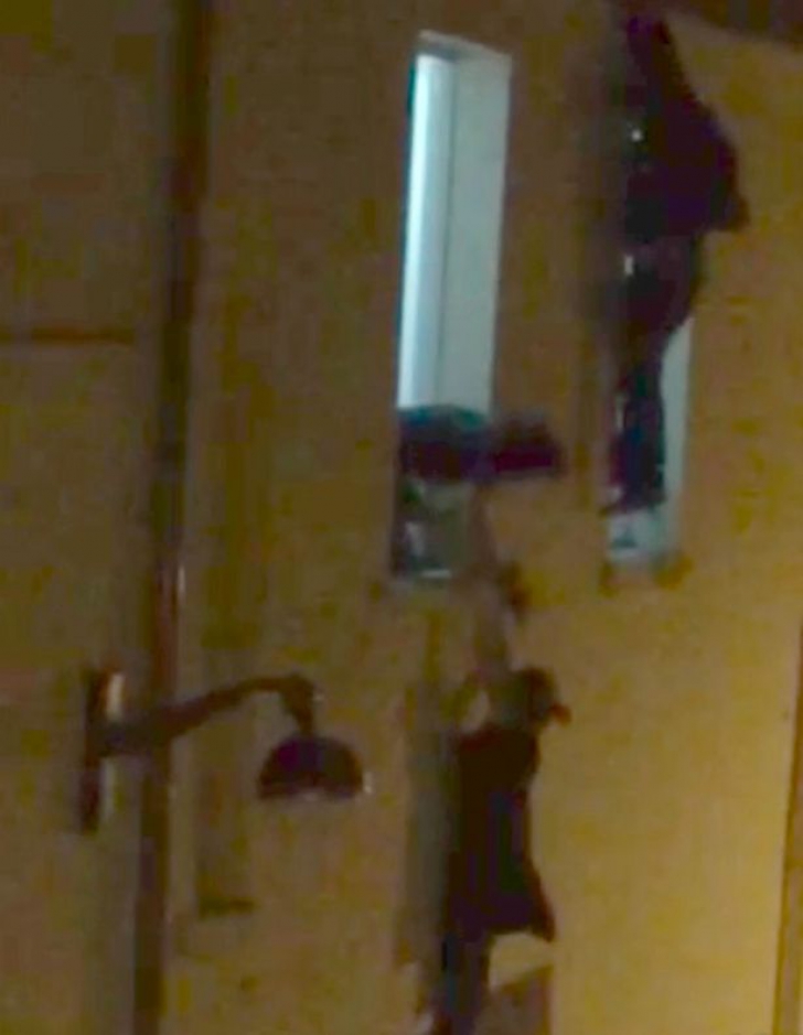 Teroare în Paris. O femeie însărcinată este ajutată să iasă pe geam. IMAGINI