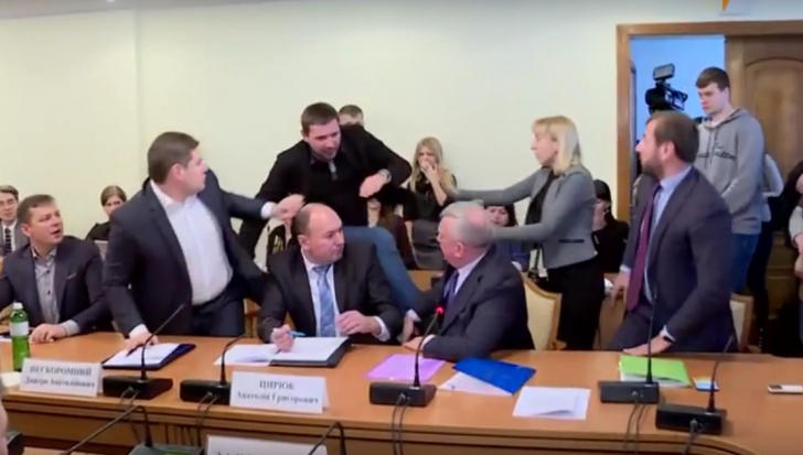 Imagini şocante în Parlamentul Ucrainei: un parlamentar a lovit cu piciorul în cap un alt bărbat