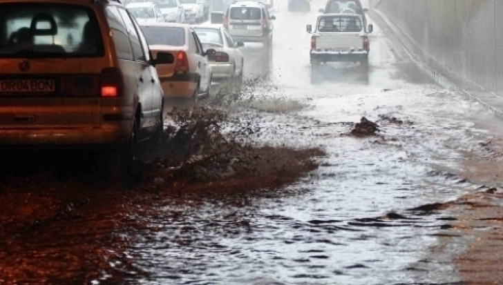 Traficul rutier, oprit în Mogoşoaia. Un pasaj este inundat