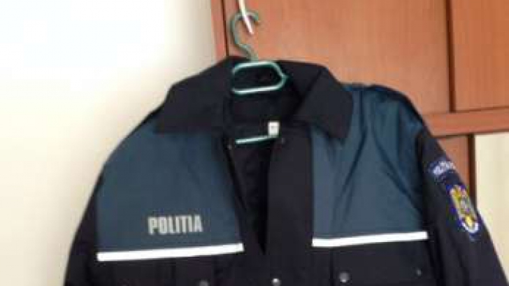 Au găsit la gunoi nişte uniforme de poliţist. Ce s-a întâmplat apoi