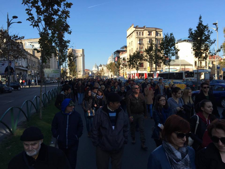 Mii de români au ieșit în stradă într-un marș al tăcerii care s-a sfârșit la clubul Colectiv