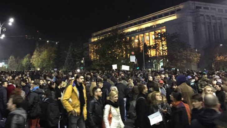 Protest în Capitală, după tragedia COLECTIV. 32.000 de oameni au ieşit, marţi, în stradă: "DEMISIA!"