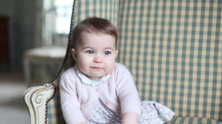Kate Middleton şi Prinţul William au publicat noi fotografii cu fiica lor. Charlotte, adorabilă