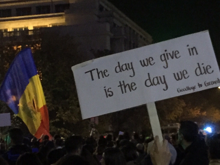 FOTO. Protestul din Capitală, după tragedia din club Colectiv. Trimiteţi IMAGINI 