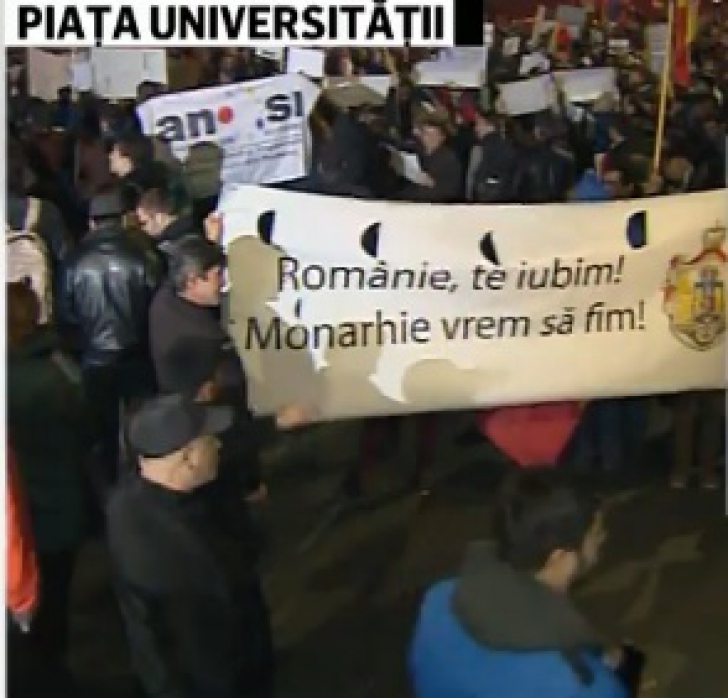 Românii, din nou în stradă, pentru a treia zi. 15.000 de oameni au protestat în Piaţa Universităţii