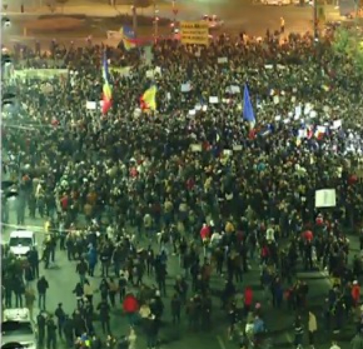 Românii, din nou în stradă, pentru a treia zi. 15.000 de oameni au protestat în Piaţa Universităţii