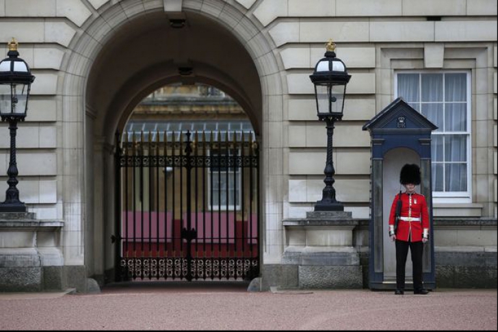 Alertă de securitate lângă Palatul Buckingham. Zona a fost evacuată din cauza unui pachet suspect