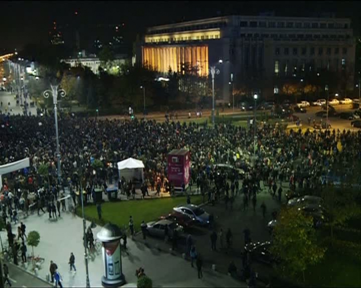 Protest în centrul Capitalei, după tragedia Colectiv. Piaţa Victoriei, blocată de 20.000 de oameni