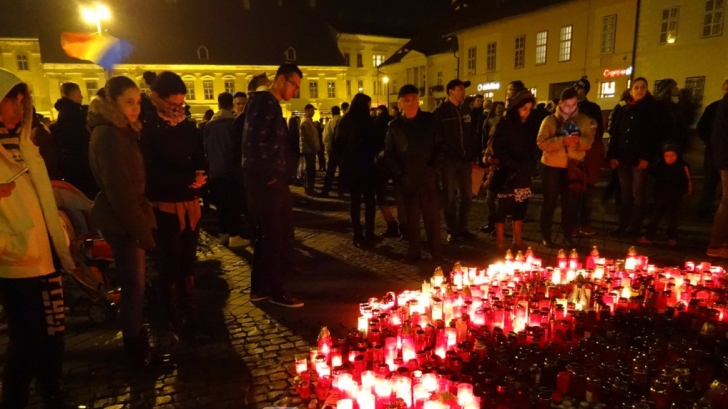 Moment emoţionant la Sibiu: O mireasă şi o parte din nuntași, la protestul din Piaţa Mare