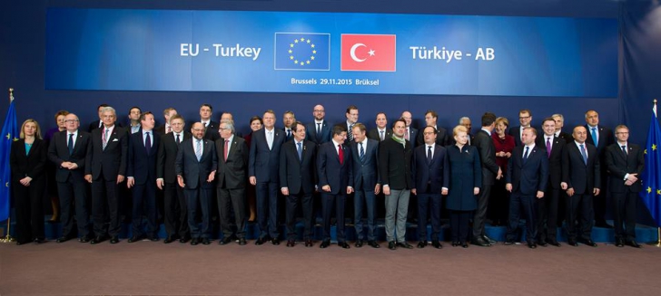 Summit-ul UE-Turcia. Apariţie surprinzătoare a lui Klaus Iohannis, în fotografia de familie