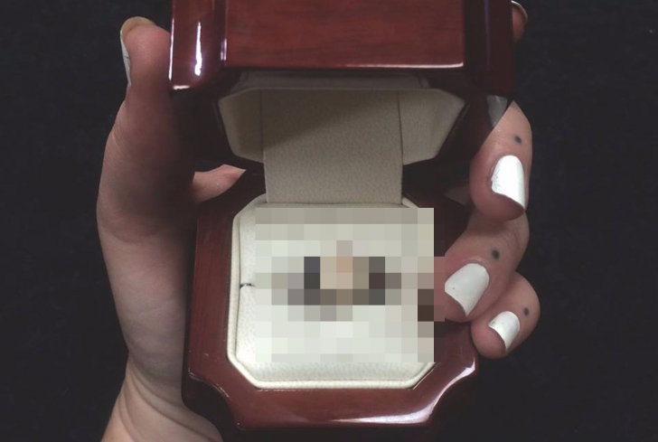 Și-a cerut iubita în căsătorie și i-a oferit un inel. Când l-a văzut, femeia a început să plângă