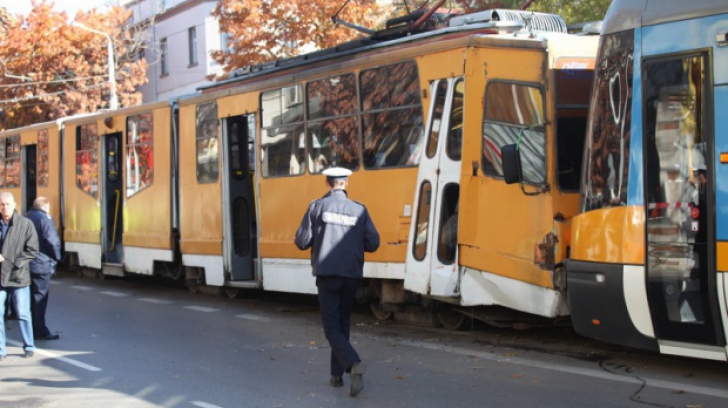 Două tramvaie s-au ciocnit. 14 persoane fost rănite uşor