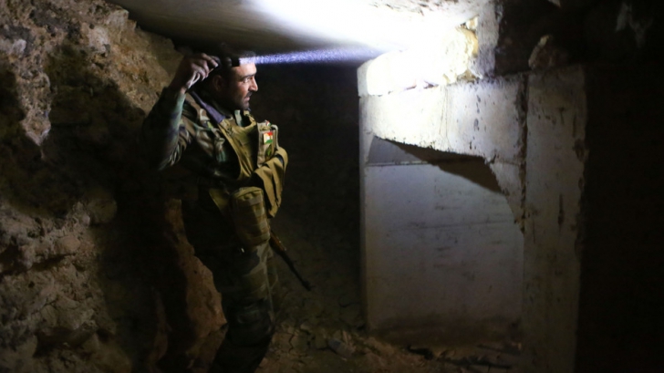ISIS a săpat tuneluri sub orașul irakian Sinjar. Ce a depozitat în ele 