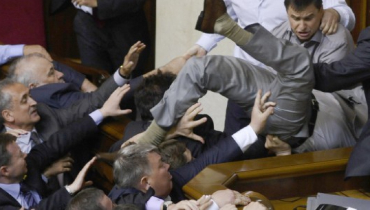 Dispută aprinsă în Parlamentul Ucrainei. O deputată a ajuns la spital