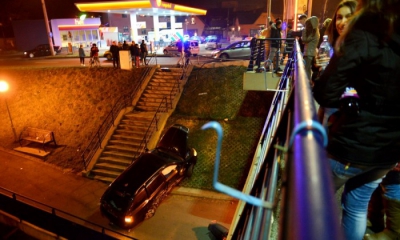 Accident spectaculos la Sibiu. A vrut să evite un şofer începător, dar a plonjat pe malul Cibinului 