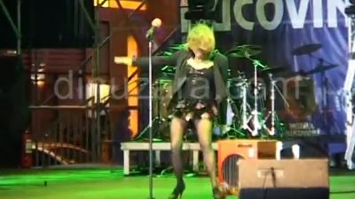Incident jenant pe scenă, la Suceava, de Ziua Naţională, pentru o cântăreaţă celebră - VIDEO