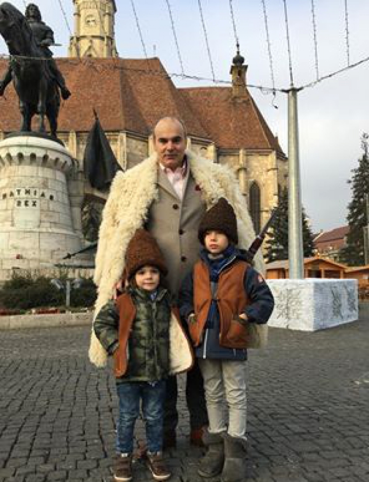 Rareș Bogdan a petrecut Crăciunul românește, în port tradițional