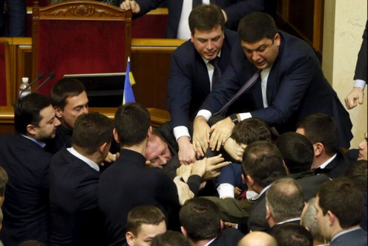 VIDEO Politică cu pumnul! Parlamentarii din Ucraina s-au luat din nou la bătaie