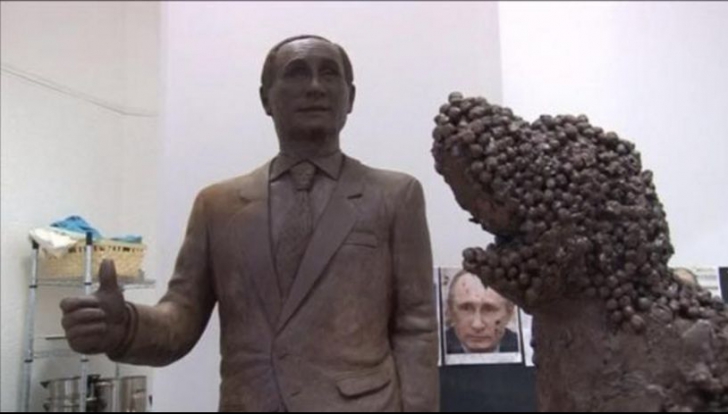 Vladimir Putin are o statuie din ciocolată, în mărime naturală. Cum arată construcția de 70 kg
