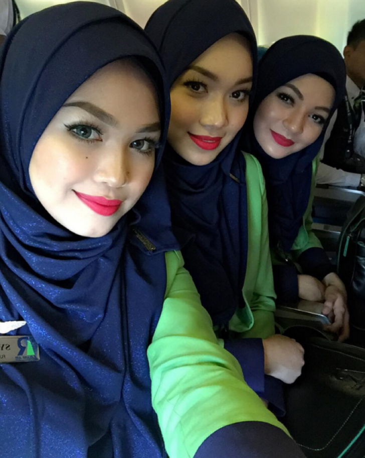 Хиджабе малайзия. Стюардесса в хиджабе. Малазийские мусульманки. Киргизка в хиджабе. Стюардесса мусульманка.