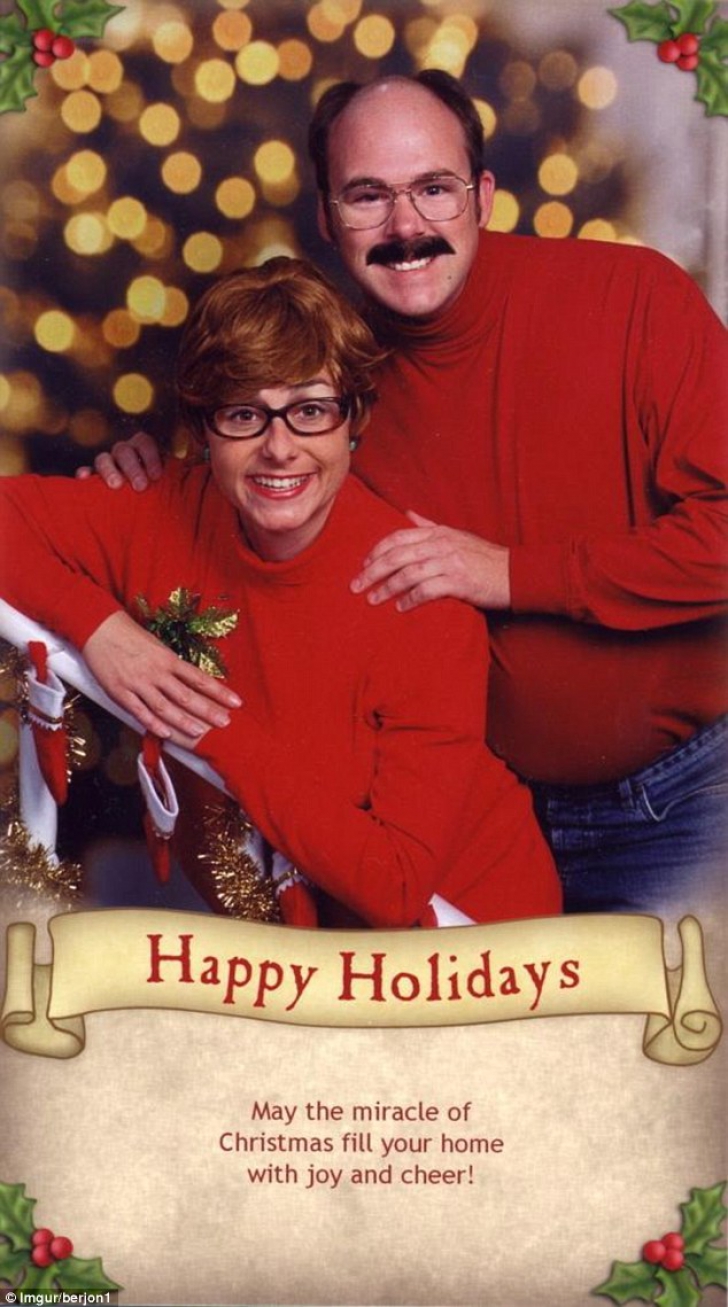 Cuplul care a devenit faimos pe internet: felicitările de Crăciun ale familiei, cele mai bizare 