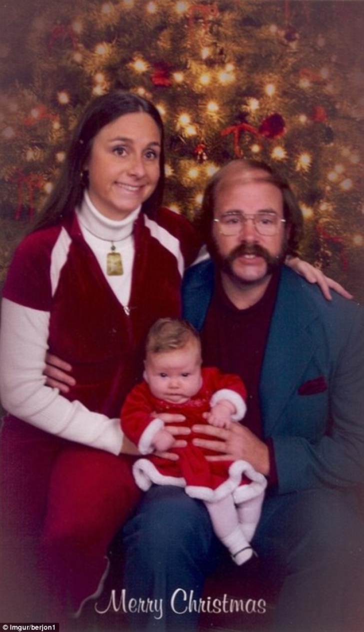Cuplul care a devenit faimos pe internet: felicitările de Crăciun ale familiei, cele mai bizare 