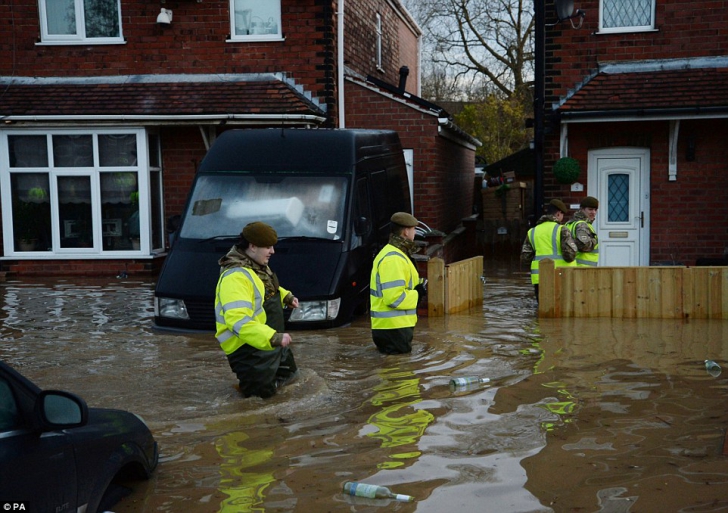 Marea Britanie, lovită de inundaţii. Familiile din 4.000 de locuinţe au fost evacuate 